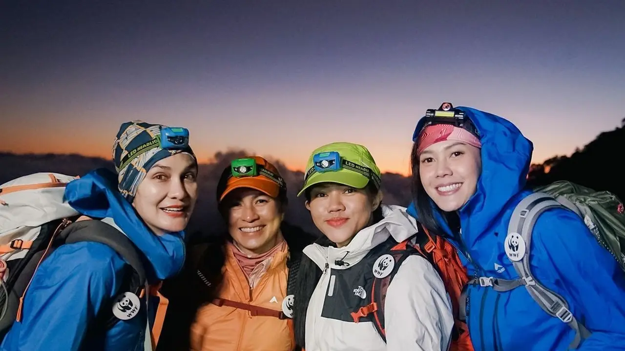 Taklukan Gunung Prau, Yura Yunita, Luna Maya, Marianne Rumantir, dan Della Dartyan Tampil Kece dalam Busana Outdoor
