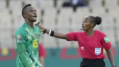 Piala Afrika 2022 kembali menghadirkan cerita menarik. Kali ini seputar sepak terjang wasit di ajang tersebut. (AP/Themba Hadebe)