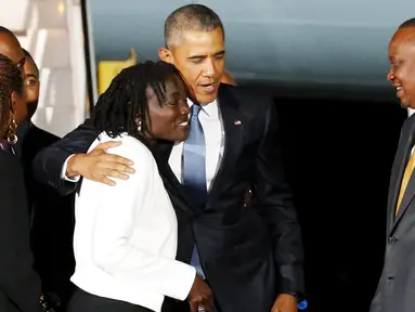 Presiden AS, Barack Obama (kedua kanan) merangkul saudara tirinya saat tiba di bandara intenasional Kenyatta, Nairobi, Kenya, (24/7/2015). Ini merupakan kunjungan pertama Obama ke kenya sebagai Presiden AS. (REUTERS/Jonathan Ernst)