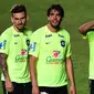 Pemain Brasil Douglas Costa, Kaka dan Neymar Junior saat mengikuti sesi latihan di Salvador, Brasil, Senin(16/11/2015). Brasil akan melawan Peru pada Qualifikasi Piala Dunia Rusia 2018. AFP Photo/Christophe Simon)