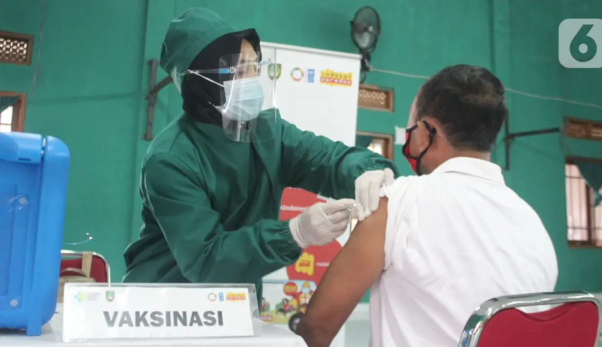 Warga saat vaksinasi di Jebres, Solo, Sabtu (26/06/2021). Mobil klinik Indosat Ooredoo menjemput bola melakukan vaksinasi bagi warga RW 7 Mojosongo dengan jaringan 5G yang dapat mempercepat proses input dan sinkronisasi data vaksinasi dengan sistem P-Care dari Kemenkes. (Liputan6.com/HO/Indosat)