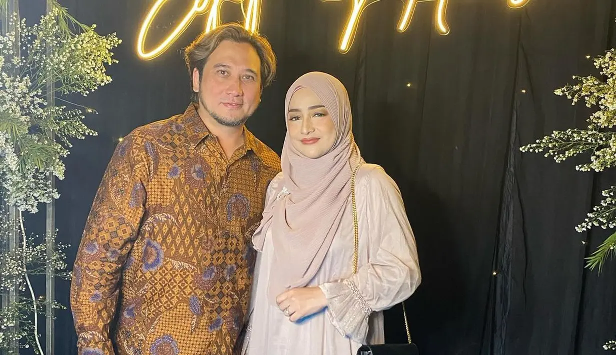 Terlihat juga Cindy Fatika Sari yang mengenakan dress nuansa beige. Ia hadir bersama sang suami Tengku Firmansyah yang mengenakan kemeja batik. [@cindyfatikasari18]