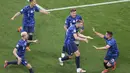 Bek Slovakia, Milan Skriniar (tengah) berselebrasi dengan rekannya usai mencetak gol ke gawang Polandia pada pertandingan grup E Euro 2020 di stadion Saint Petersburg, Rusia (14/6/2021).  Kemenangan ini, membuat Slovakia memimpin klasemen Grup E Euro 2020. (Anton Vaganov/Pool via AP)