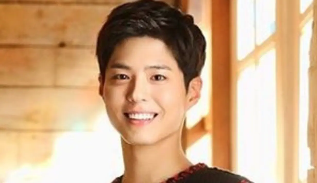Salah satunya adalah Song Joong Ki. Meskipun tergolong senior bagi Park Bo Gum, Joong Ki mengakui jika dirinya sangat mengagumi Park Bo Gum, lantaran jago akting dan sikap sopan santun yang dimilikinya. (Instagram/parkbOgum)
