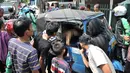 Warga berkerumun di lokasi penemuan jasad sopir bajaj di Utan Kayu, Jakarta, Rabu (2/5). Saat ditemukan, korban dalam kondisi bugil. (Merdeka.com/Iqbal Nugroho)