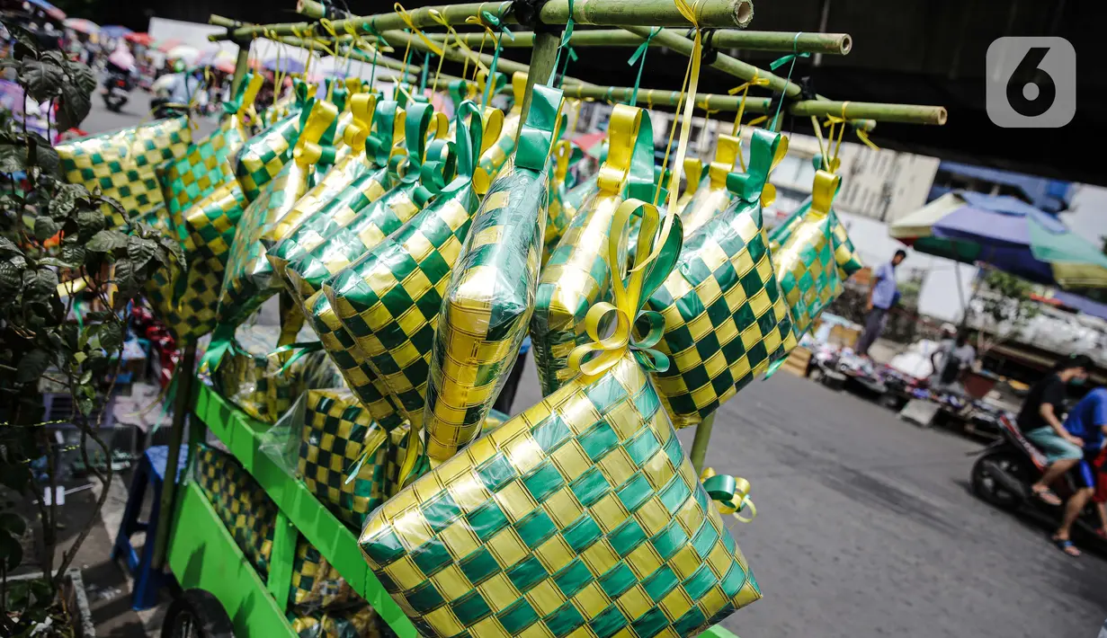 Pernak-pernik ketupat hias dagangan seorang penjual di Pasar Asemka, Jakarta, Selasa (4/5/2021). Pedagang mulai menjual pernak-pernik menjelang Lebaran seperti ketupat hias dengan harga mulai dari Rp15.000 hingga Rp60.000 tergantung ukuran. (Liputan6.com/Faizal Fanani)