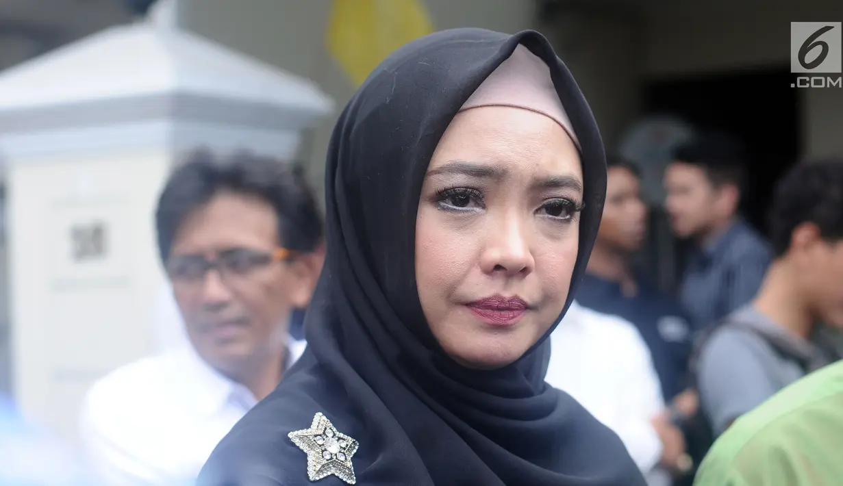 Aktris yang juga politisi Partai Demokrat, Inggrid Kansil memberi keterangan di depan rumah duka RMH Heroe Siswanto NS atau dikenal Sys NS, Jakarta, Selasa (23/1). Sys NS wafat diusia 61 tahun akibat serangan jantung. (Liputan6.com/Helmi Fithriansyah)