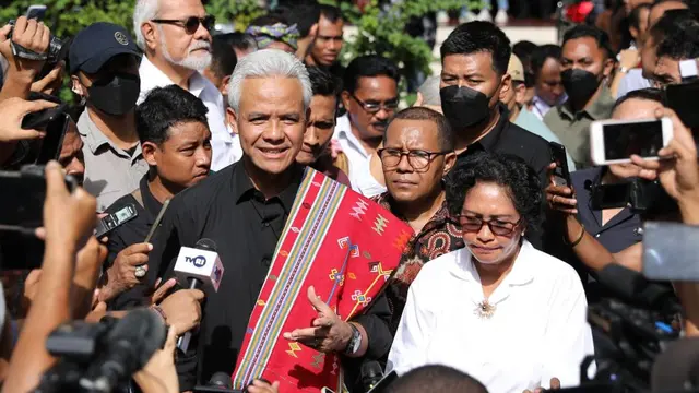 Di sela kunjungannya di Kota Kupang, Nusa Tenggara Timur (NTT), Calon Presiden Ganjar Pranowo menyempatkan diri untuk bertemu dengan Ketua Sinode Gereja Masehi Injili di Timor (GMIT), Pdt Merry Kolimon  (Istimewa)