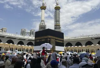 Tawaf ifadah dimulai sejak tengah malam pada hari Nahr yakni tanggal 10 Dzulhijah. Hal ini berdasarkan pendapat Imam Syafi&rsquo;i dan Imam Ahmad. (AP Photo/Amr Nabil)