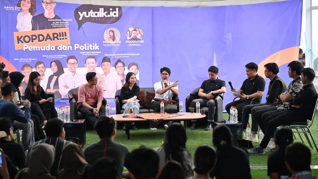 Putra capres Ganjar Pranowo, Muhammad Zinedine Alam Ganjar saat Seminar Pemuda dan Politik yang dihelat oleh Gerakan Angkatan Muda Kristen Indonesia (GAMKI) di Cimahi Tengah, Cimahi, Jawa Barat.