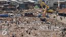 Warga mencari barang miliknya saat pembongkaran di kawasan Kampung Luar Batang, Jakarta (11/4). Sebanyak 853 bangunan di bongkar dalam rangka revitalisasi kawasan wisata Sunda Kelapa, Museum Bahari, dan kawasan Luar Batang. (Liputan6.com/Gempur M Surya)