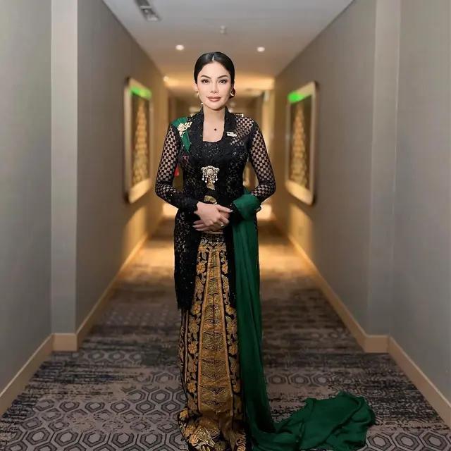 Potret Nikita Mirzani kenakan busana Kartini Day (Sumber: Instagram/@nikitamirzanimawardi_172)