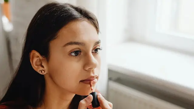 Menghapus lip-product