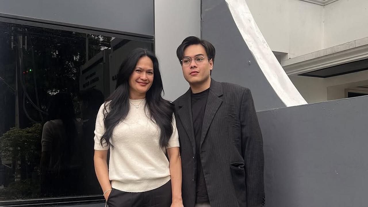 7 Potret Lawas Jeje Soekarno dan Sang Ibu, Netizen Salfok Pesona Cantik Donna Harun Tak Banyak Berubah