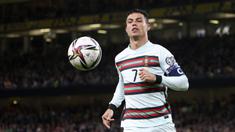 Bermodalkan skuat yang mumpuni, Cristano Ronaldo dan koleganya berusaha menguasai jalannya pertandingan. Mereka berusaha melancarkan beberapa serangan, namun belum mendapatkan hasil yang diharapkan. (AP/Peter Morrison)