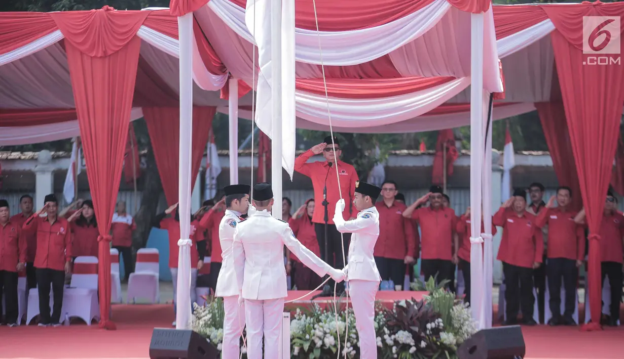 Sekjen DPP PDI Perjuangan, Hasto Kristiyanto sekaligus sebagai Inspektur memimpin upacara HUT ke-74 RI di Jakarta, Sabtu (17/8/2019). Upacara HUT ke-74 Kemerdekaan RI tersebut diikuti ribuan kader dan simpatisan partai PDIP. (Liputan6.com/Faizal Fanani)