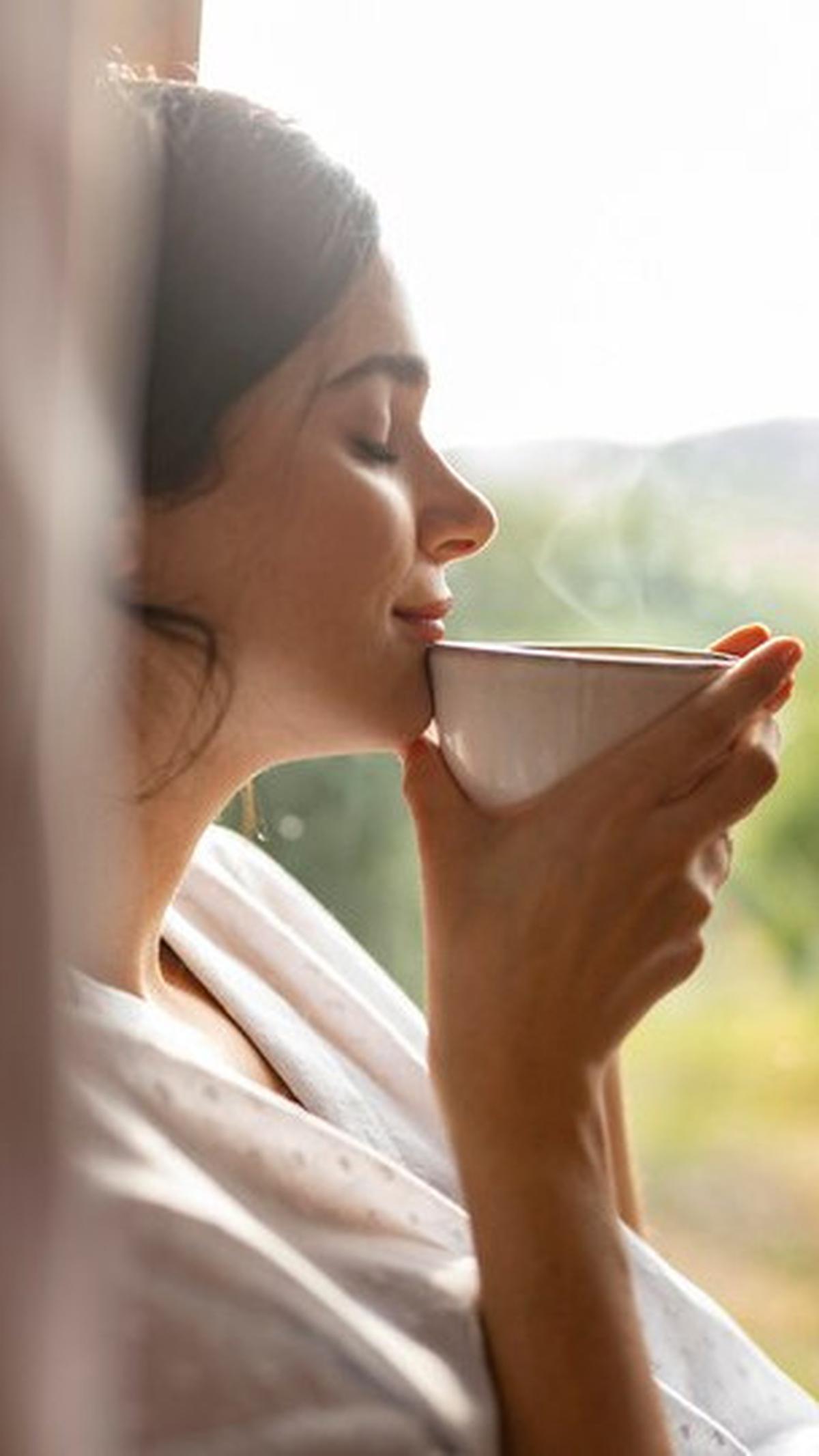 Tetaplah berkonsultasi dengan dokter untuk mendapatkan saran yang sesuai dengan kondisi kesehatan Anda. Dengan memperhatikan asupan minuman, Anda dapat menikmati hidup dengan lebih nyaman dan bebas dari rasa begah.