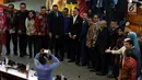 Ketua Fraksi Partai Demokrat Edhie Baskoro Yudhoyono atau Ibas (tengah) foto bersama sejumlah anggota dewan dalam rapat paripurna terakhir masa kepemimpinan periode 2014-2019 di Kompleks Parlemen, Jakarta, Senin (30/9/2019). DPR periode 2014-2019 telah mengesahkan 91 RUU. (Liputan6.com/JohanTallo)
