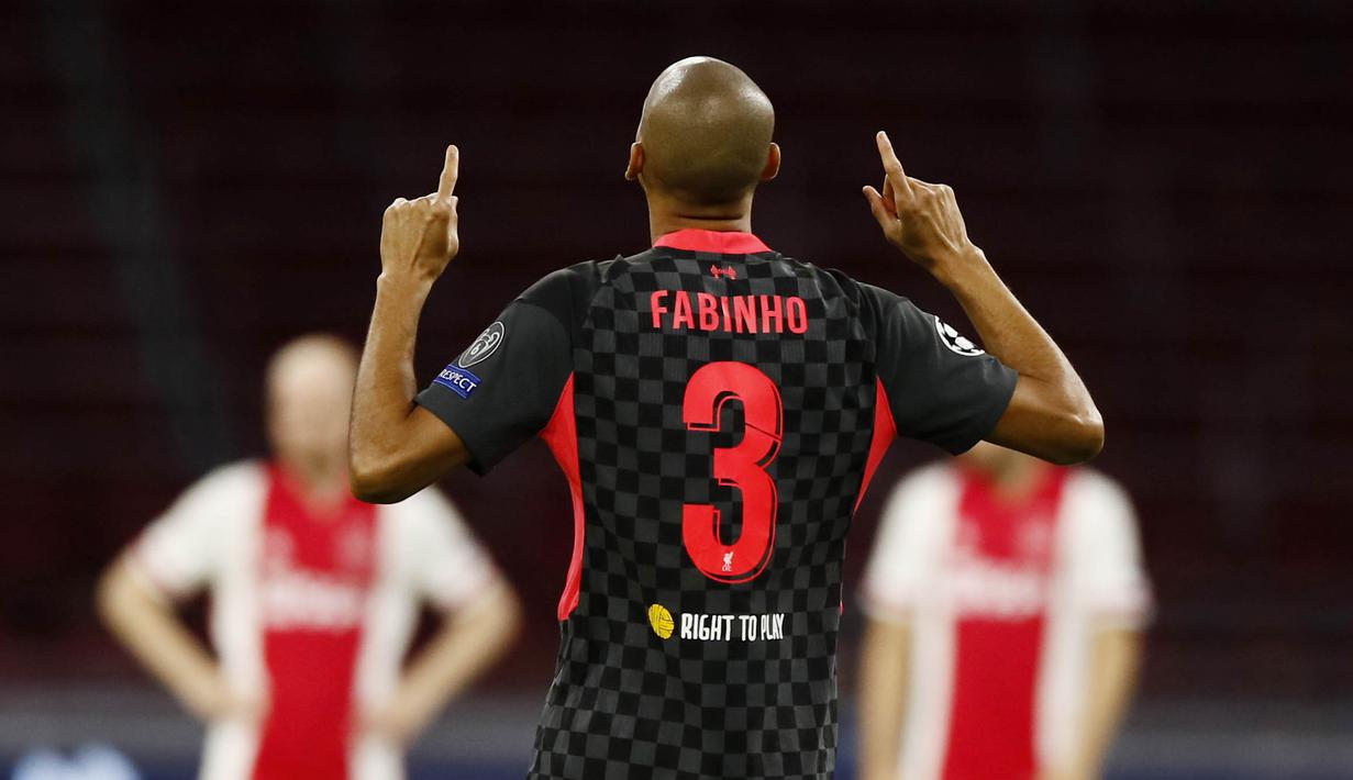 Pemain Liverpool, Fabinho, merayakan kemenangan atas Ajax Amsterdam pada laga Liga Champions di Stadion Johan Cruyff, Kamis (22/10/2020). Liverpool menang dengan skor 1-0. (AP/Peter Dejong)