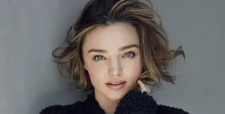 Miranda Kerr dan Evan Spiegel sekarang ini sedang berbahagia lantaran baru saja resmi menyandang status suami-istri. Pernikahan keduanya digelar sangat privat dan hanya dihadiri keluarga serta teman-teman terdekat. (Instagram/mirandakerr)