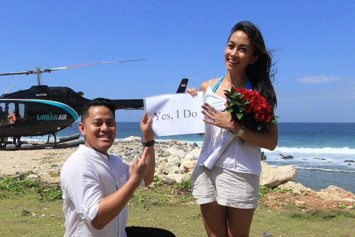 Melanie Putria dilamar kekasihnya, Aldico Sapardan, di atas helikopter (https://www.instagram.com/p/CStePo1lsT3/)
