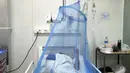Seorang pasien yang terinfeksi chikungunya menjalani perawatan di Rumah Sakit Clinicas di San Lorenzo, Paraguay, Jumat (3/3/2023). Pada bulan Februari, Organisasi Kesehatan Pan Amerika atau PAHO melaporkan bahwa kasus di wilayah tersebut meningkat tajam pada tahun 2022, dengan 271.000 penyakit dilaporkan, naik dari 137.000 pada tahun 2021. (AP Photo/Jorge Saenz)