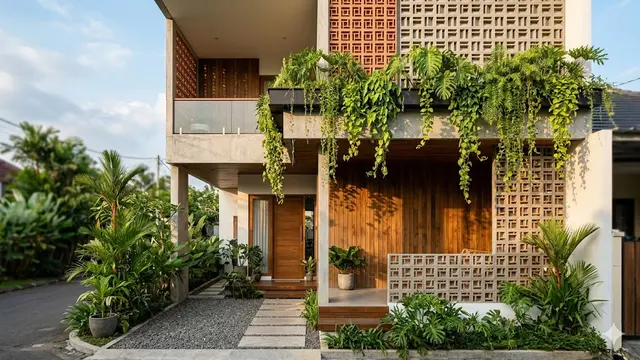 Desain Fasad Rumah dengan Roster dan Tanaman Gantung