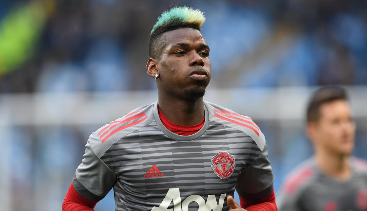 10. Paul Pogba - Pemain yang tak hanya dikenal bermain baik di lapangan namun juga kerap tampil nyentrik diluar lapangan. Paul memiliki banyak mode rambut yang ia aplikasikan disetiap pertandingan, termasuk mohawk. (AFP/Paul Ellis)