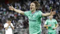 Gelandang Real Madrid, Luka Modric, melakukan selebrasi usai membobol gawang Valencia pada laga Piala Super Spanyol di Stadion King Abdullah Sport City, Arab Saudi, Rabu (8/1/2020). Real Madrid menang 3-1 atas Valencia. (AP/Amr Nabil)