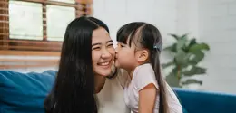 Menjadi seorang working mom memang menjadi tantangan yang cukup berat, tetapi Sahabat Fimela pasti bisa menjalaninya. (Foto: Freepik/freepik)