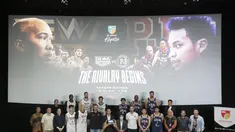 Perwakilan pemain Dewa United Banten dan Pelita Jaya Basketball berfoto bersama usai konferensi pers terkait dimulainya secara resmi musim kompetisi Indonesian Basketball League (IBL) GoPay 2026 di kawasan Senayan, Jakarta, Selasa (6/1/2026). Indonesian Basketball League (IBL) resmi mengawali musim kompetisi IBL GoPay 2026. (Bola.com/M Iqbal Ichsan)