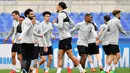 Para pemain Liverpool saat latihan jelang laga Liga Champions di Stadion Olympic, Roma, Selasa (1/5/2018). Liverpool akan berhadapan dengan AS Roma. (AP/Ettore Ferrari)