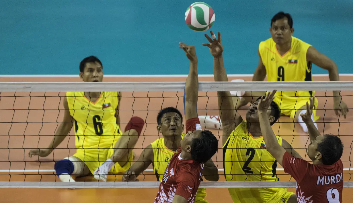 Pevoli duduk Indonesia, Nasrullah, mengindari smash dari Myanmar pada laga Asian Para Games di Tenis Indoor Senayan, Jakarta, Minggu (7/10/2018). Indonesia kalah 0-3 dari Myanmar. (Bola.com/Vitalis Yogi Trisna)