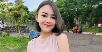 Amanda Manopo belum lama ini genap berusia 21 tahun, ia pun mendapat kejutan spesial dari sang kekasih, Billy Syahputra, yang tidak biasa. Yakni berupa video ucapan ulang tahun lewat videotron di daerah Bundaran HI, Jakarta Pusat. (Instagram/amandamanopo)