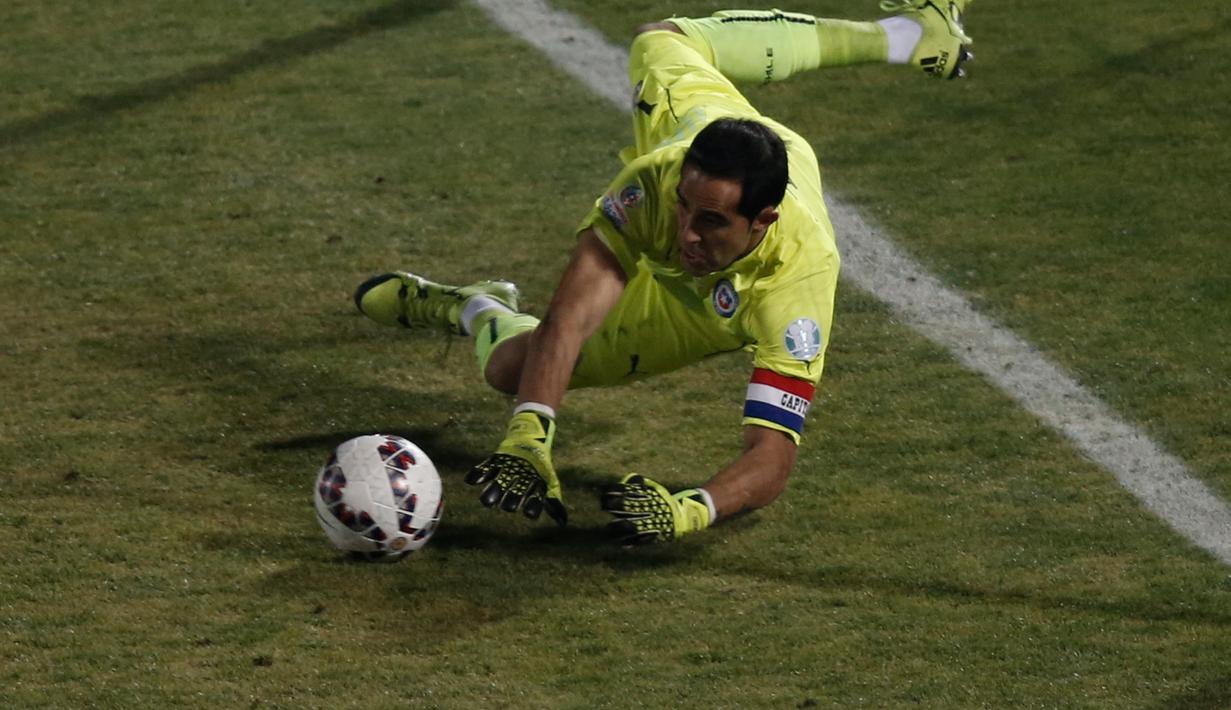 Claudio Bravo saat menggagalkan tendangan penalti Ever Banega. (AP Photo/Silvia Izquierdo)
