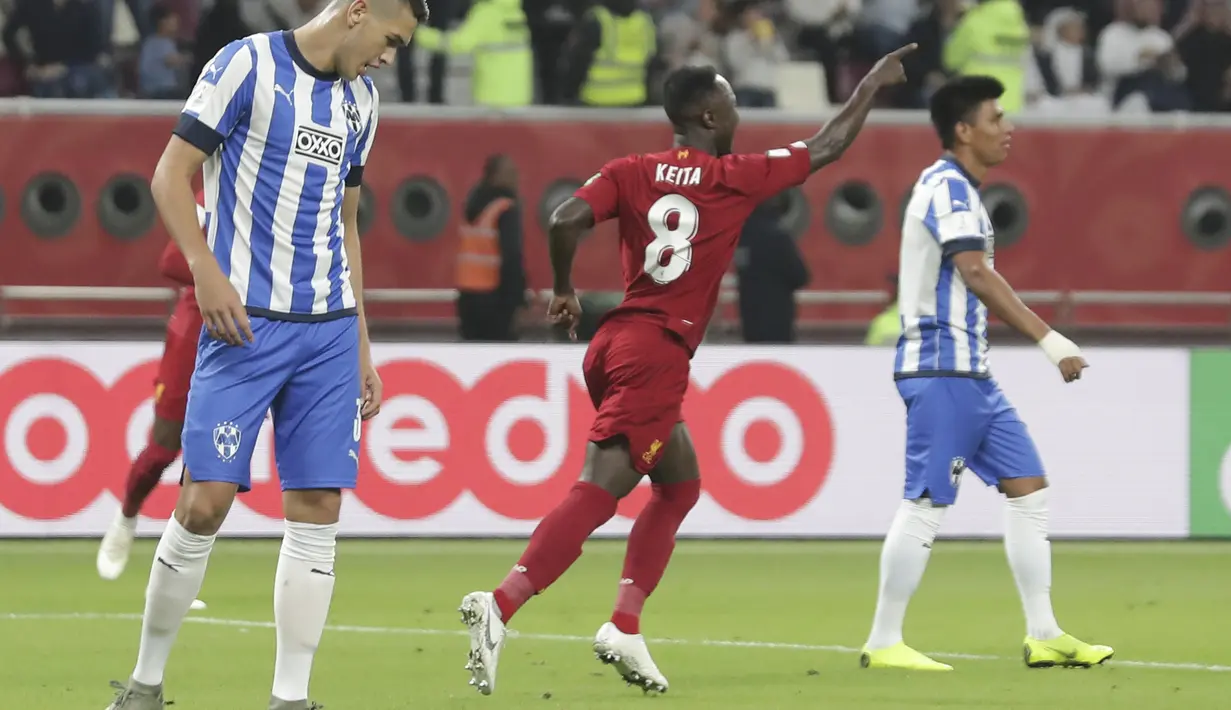 Gelandang Liverpool, Naby Keita (tengah) berselebrasi usai mencetak gol ke gawang Monterrey pada pertandingan Piala Dunia Antarklub 2019 di Stadion Internasional Khalifa di Doha, Qatar (18/12/2019).  Liverpool menang 2-1 atas Monterrey dan melaju ke final. (AP Photo/Hussein Sayed)