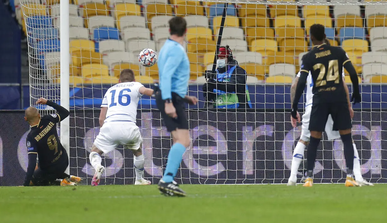 Pemain Barcelona Martin Braithwaite (kiri) mencetak gol ke gawang Dynamo Kyiv pada pertandingan Grup G Liga Champions di Stadion Olimpiyskiy, Kyiv, Ukraina, Selasa (24/11/2020). Barcelona membantai Dynamo Kyiv 4-0. (AP Photo/Efrem Lukatsky)