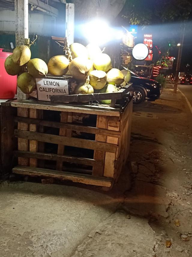 7 Potret Promosi Absurd Orang Jualan Buah Ini Bikin Heran