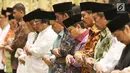 Presiden Jokowi melakukan salat berjamaah di sela buka bersama Anggota DPD RI di Kediaman Ketua DPD, Kuningan, Jakarta, Selasa (6/6). Buka puasa bersama tersebut untuk menjalin silahturahmi antara DPD RI dengan Presiden. (Liputan6.com/Angga Yuniar)