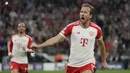 Selebrasi striker Bayern Munchen, Harry Kane setelah mencetak gol kedua timnya ke gawang Real Madrid melalui eksekusi penalti pada laga leg pertama semifinal Liga Champions 2023/2024 di Allianz Arena, Munich, Selasa (30/4/2024). (AP Photo/Matthias Schrader)