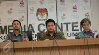 Anggota KPU, Hadar Nafis Gumay (kanan) memberikan penjelasan saat Launching Sistem Perhitungan Suara Pilkada di Kantor KPU, Jakarta, Senin (7/12/2015). Aplikasi 'SITUNG' yang akan membantu KPU dalam Pilkada Serentak 2015. (Liputan6.com/Faizal Fanani)