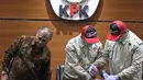 Penyidik KPK menunjukkan barang bukti uang Rp 100 Juta dari OTT Bupati Purbalingga disaksikan Ketua KPK Agus Rahardjo di Gedung Merah Putih KPK, Kuningan, Jakarta, Selasa (5/6). (Liputan6.com/Herman Zakharia)
