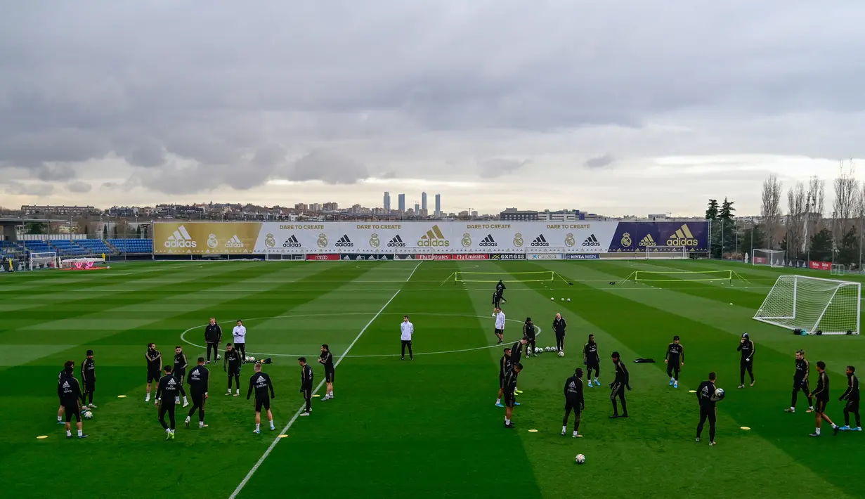 Para pemain Real Madrid menghadiri sesi latihan di fasilitas olahraga Real Madrid City di Madrid (17/12/2019). Real Madrid akan bertanding melawan Barcelona dalam laga El Clasico di Nou Camp. (AFP/Javier Soriano)