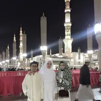 Mulan Jameela saat umrah bersama anak-anaknya (Instagram/@@JameelaOfficial)