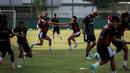 Para pemain Timnas Indonesia melakukan latihan jelang Kualifikasi Piala Asia 2026 yang berlangsung di lapangan latih Jakarta International Stadium (JIS), Jakrata Utara, Jumat (20/06/2025). (Bola.com/Bagaskara Lazuardi)