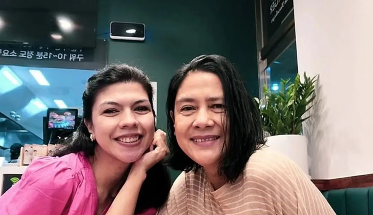 Lydia Kandou terlihat makin fresh banget dengan penampilan rambut baru yang dipotong pendek.(instagram.com @lydiakandou_)