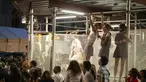 Fans mencoba melihat kedatangan selebriti di luar Metropolitan Museum of Art selama MET Gala di New York (13/9/2021). Acara penggalangan dana bertabur bintang dengan sentuhan fashion berkelas, Metropolitan Museum of Art's Costume Institute Gala alias Met Gala kembali digelar. (AFP/Eduardo Munoz)