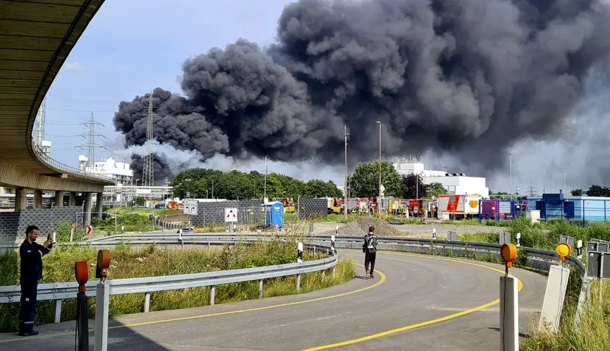 Kepulan asap membumbung ke atas setelah Ledakan yang terja di kawasan industri kimia di Kota Leverkusen, Jerman, Selasa (27/7/2021). 31 orang terluka karena insiden itu. (AP Photo/Oliver Berg)