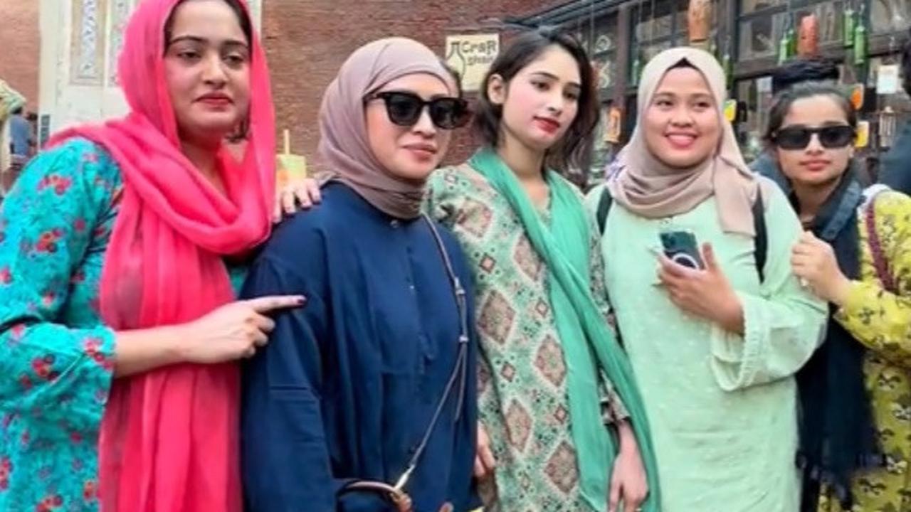 Liburan ke Pakistan, Rombongan Asal Indonesia Ini Mendadak Jadi Artis dan Banyak Dimintai Foto Bareng