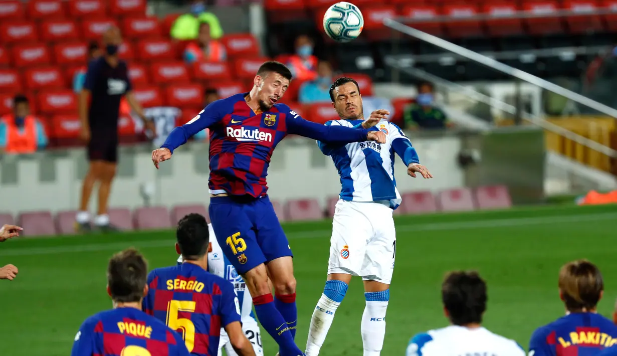Bek Barcelona, Clement Lenglet berebut bola dengan pemain Espanyol Raul De Tomas pada lanjutan pertandingan La Liga Spanyol di Camp Nou, Kamis (9/7/2020) dini hari WIB.  Barcelona menang tipis 1-0 atas Espanyol lewat gol yang dicetak Luis Suarez. (AP Photo/Joan Monfort)
